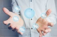 Foto: Person mit offenen Händen und Eurosymbolen